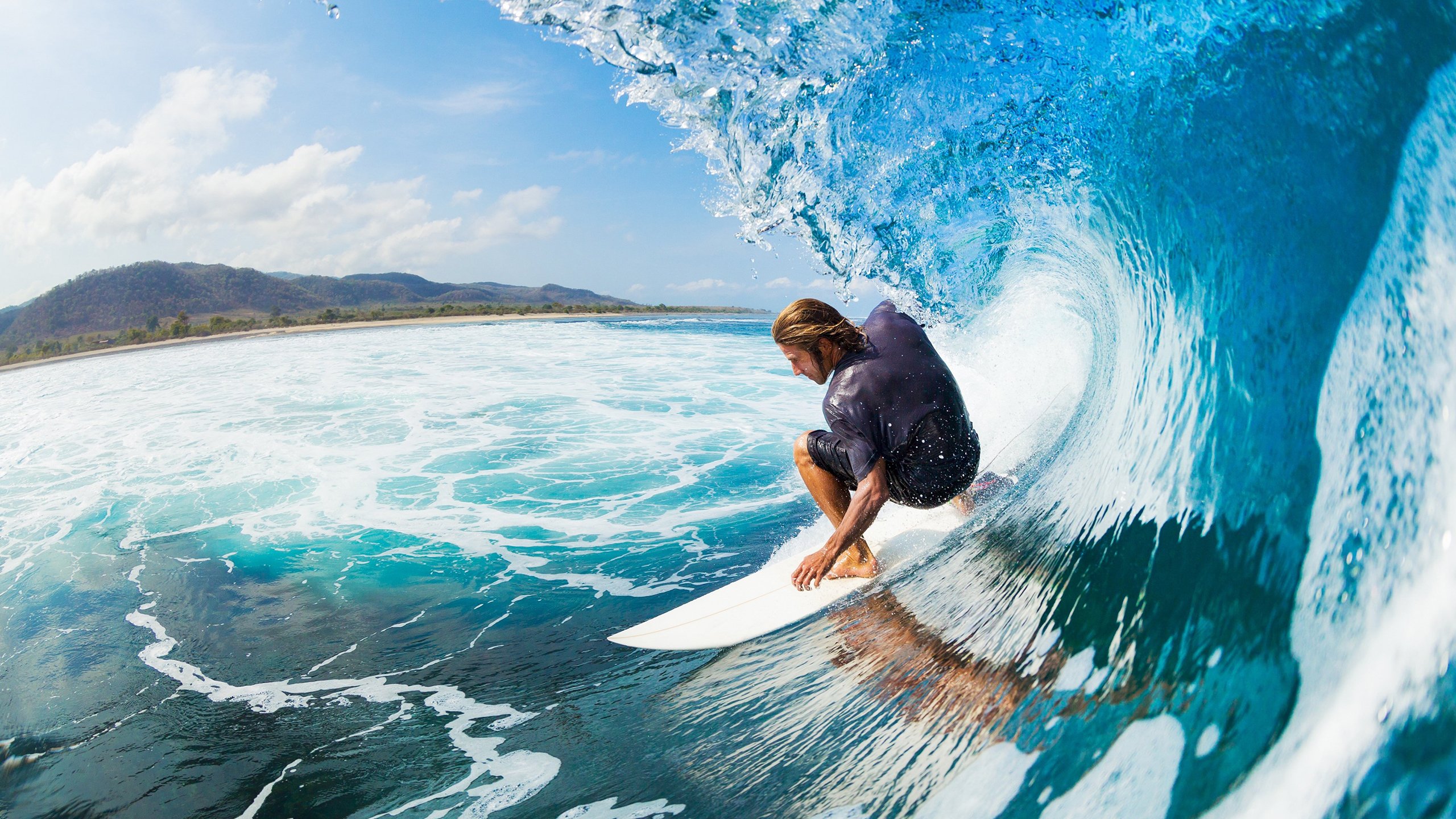 “弯道飞旋：漂移与超车的极致舞蹈”，弯道漂移翻车动图